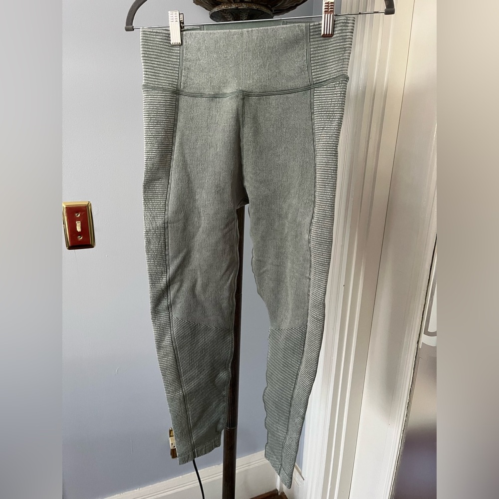 Offline by Aerie green leggings size Medium NWT
